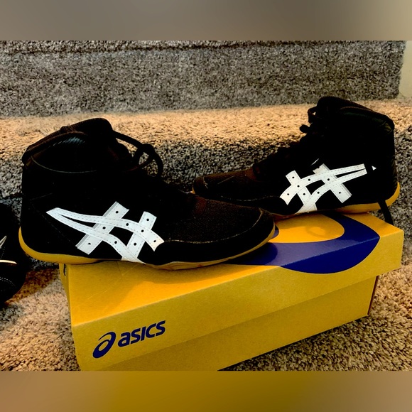 Boys size 2 ASICS wrestling shoes. Never worn - Picture 1 of 2
